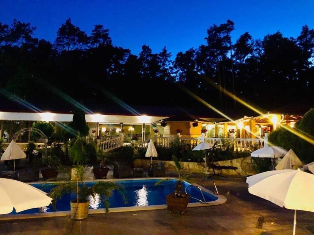 Fenyves Szalloda Es Konferencia-Koezpont Baktaloranthaza Exterior foto